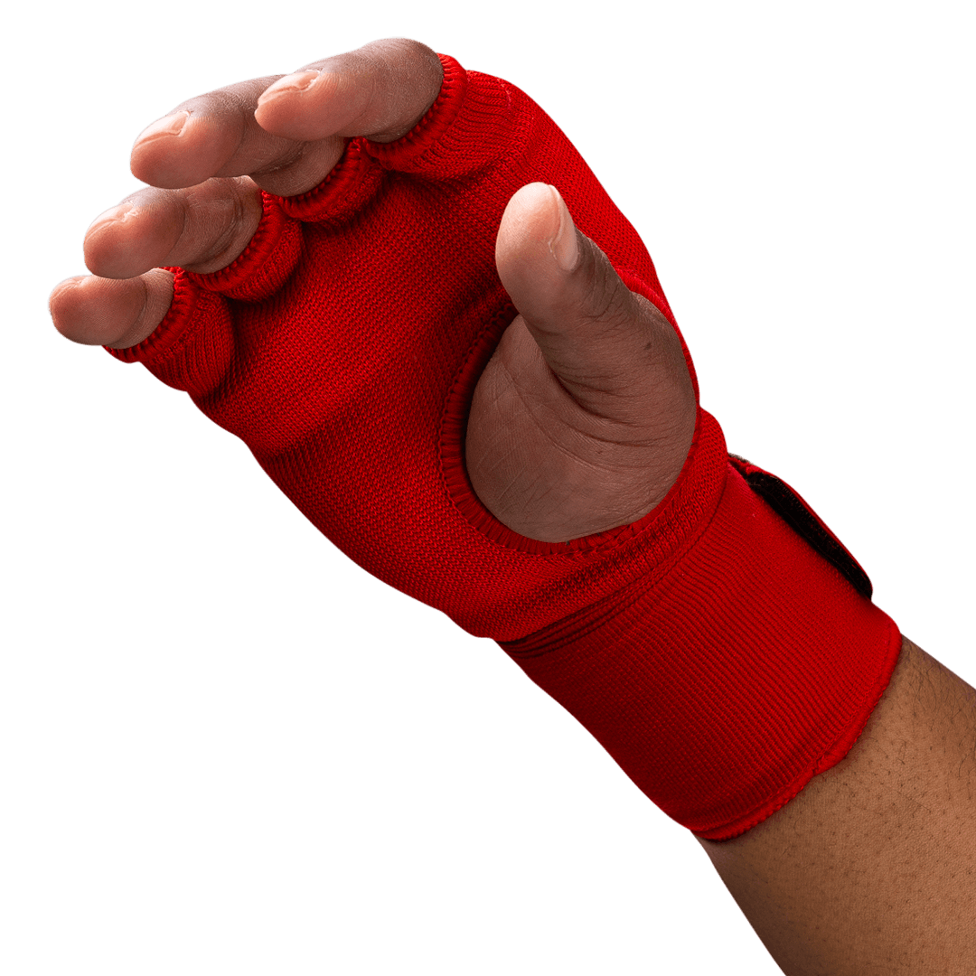 Dettaglio ravvicinato delle nocche con imbottitura in gel del sottoguanto Hayabusa rosso indossato