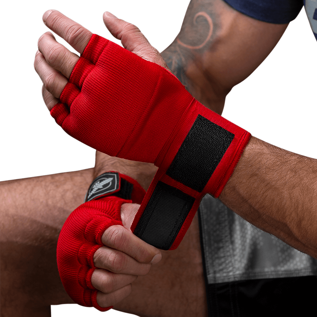 Sottoguanto Hayabusa Quick Wrap rosso indossato con fascia in stile messicano distesa