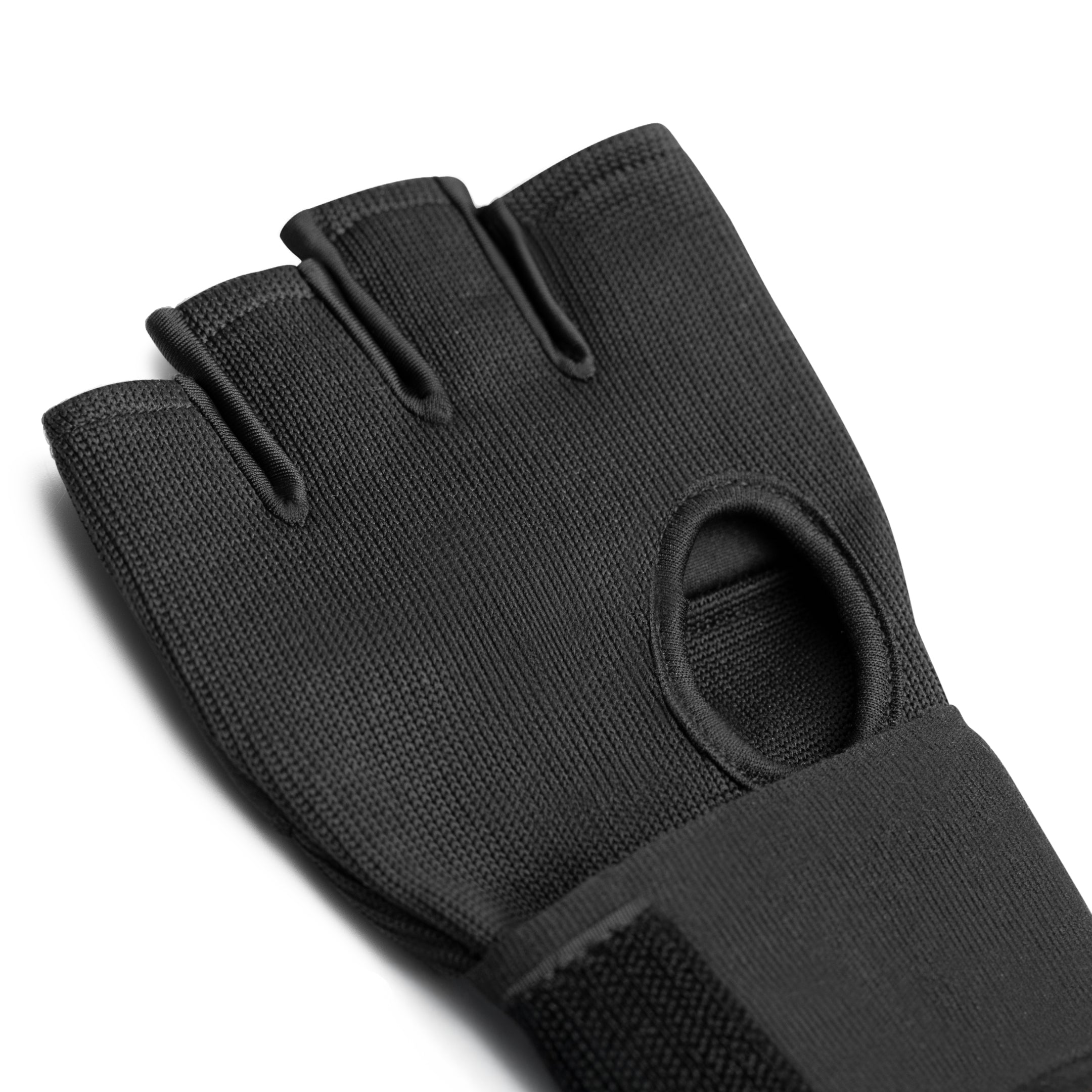 Vista dell'interno palmo del sottoguanto Mayweather Deluxe Quick Wrap indossato, che mostra le chiusure elastiche e il palmo aperto