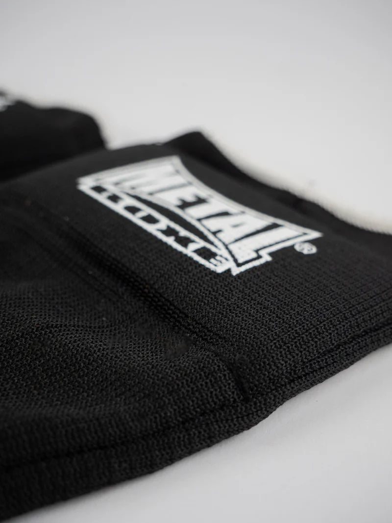 Primo piano del logo Metal Boxe sul sottoguanto Max Gel nero