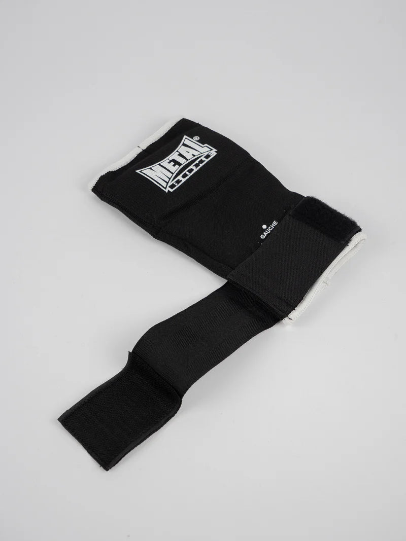 Dettaglio del sottoguanto singolo Metal Boxe Max Gel nero slacciato, focus sul velcro