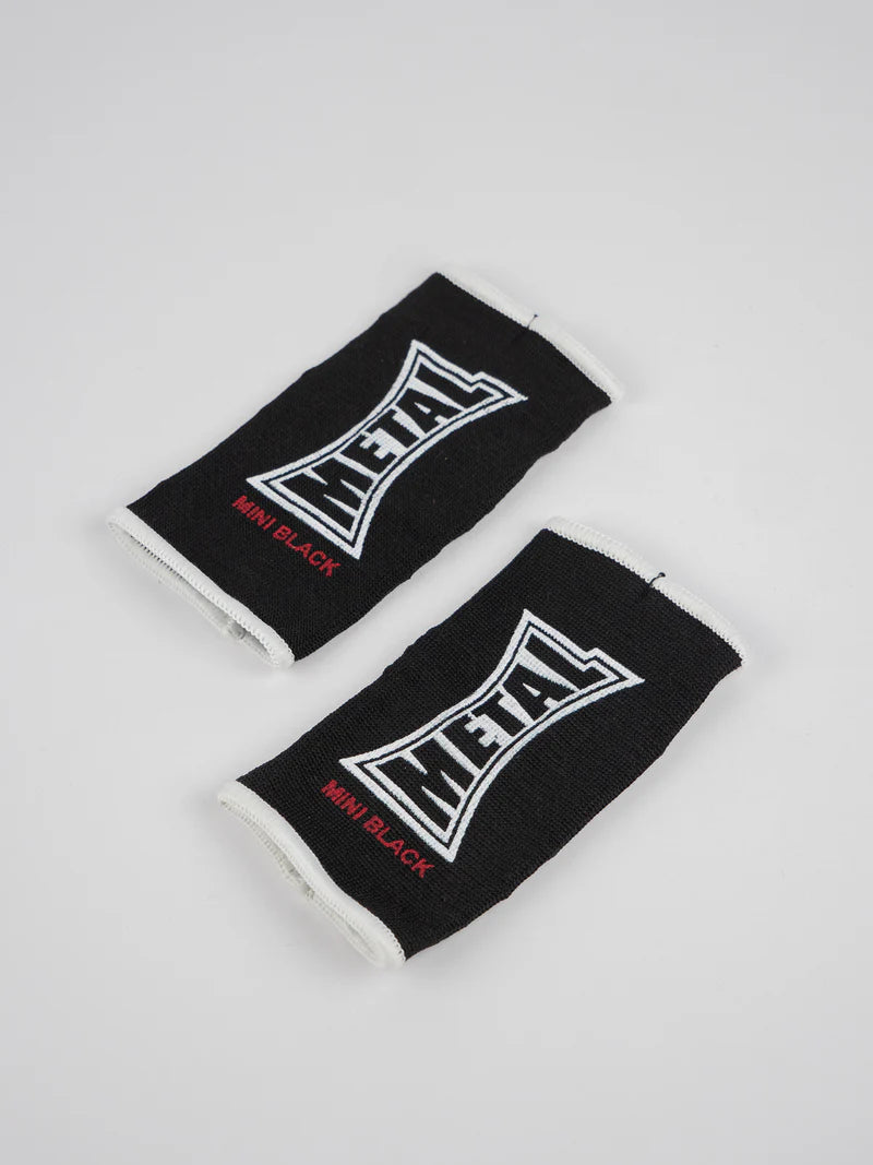 Par de guantes de medio dedo de boxeo de metal negro tumbados, detalle del tejido elástico para niños