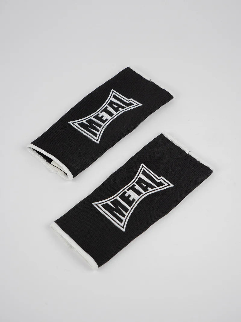 Par de guantes de medio dedo Metal Boxe negros dispuestos, detalle del tejido elástico