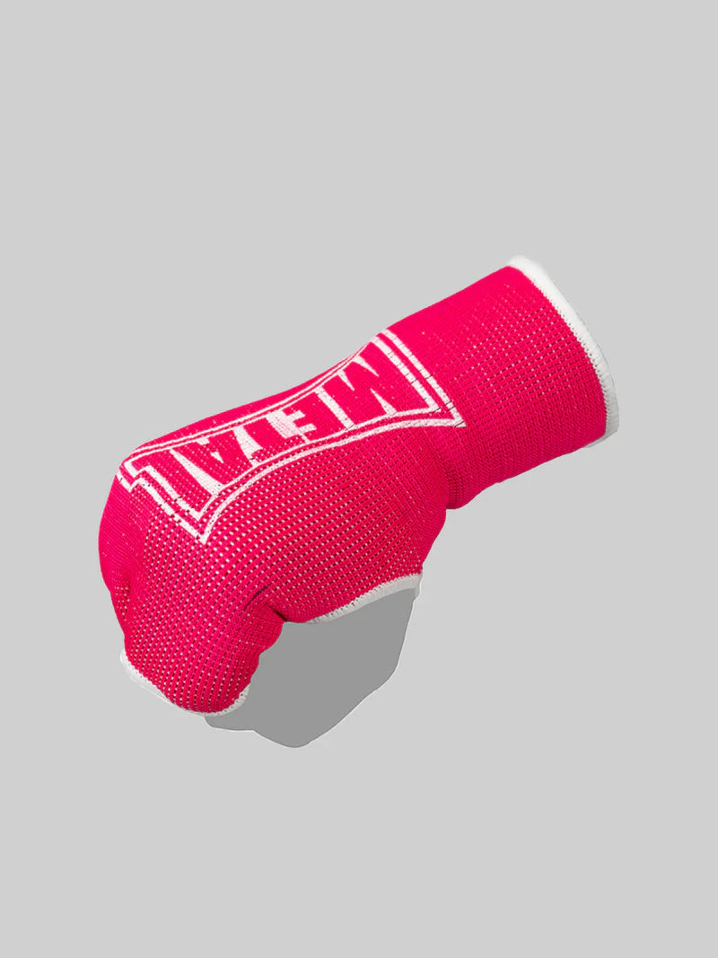 Pink Metal Boxe submănușă cu jumătate de deget purtată pe manechin, vedere la potrivirea din bumbac