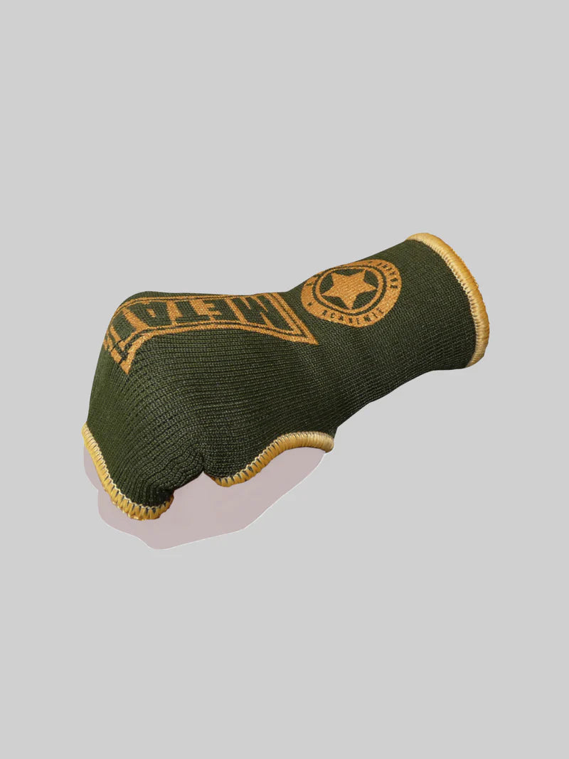 Guante interior de medio dedo Metal Boxe de color verde militar usado en un maniquí, vista del ajuste de algodón
