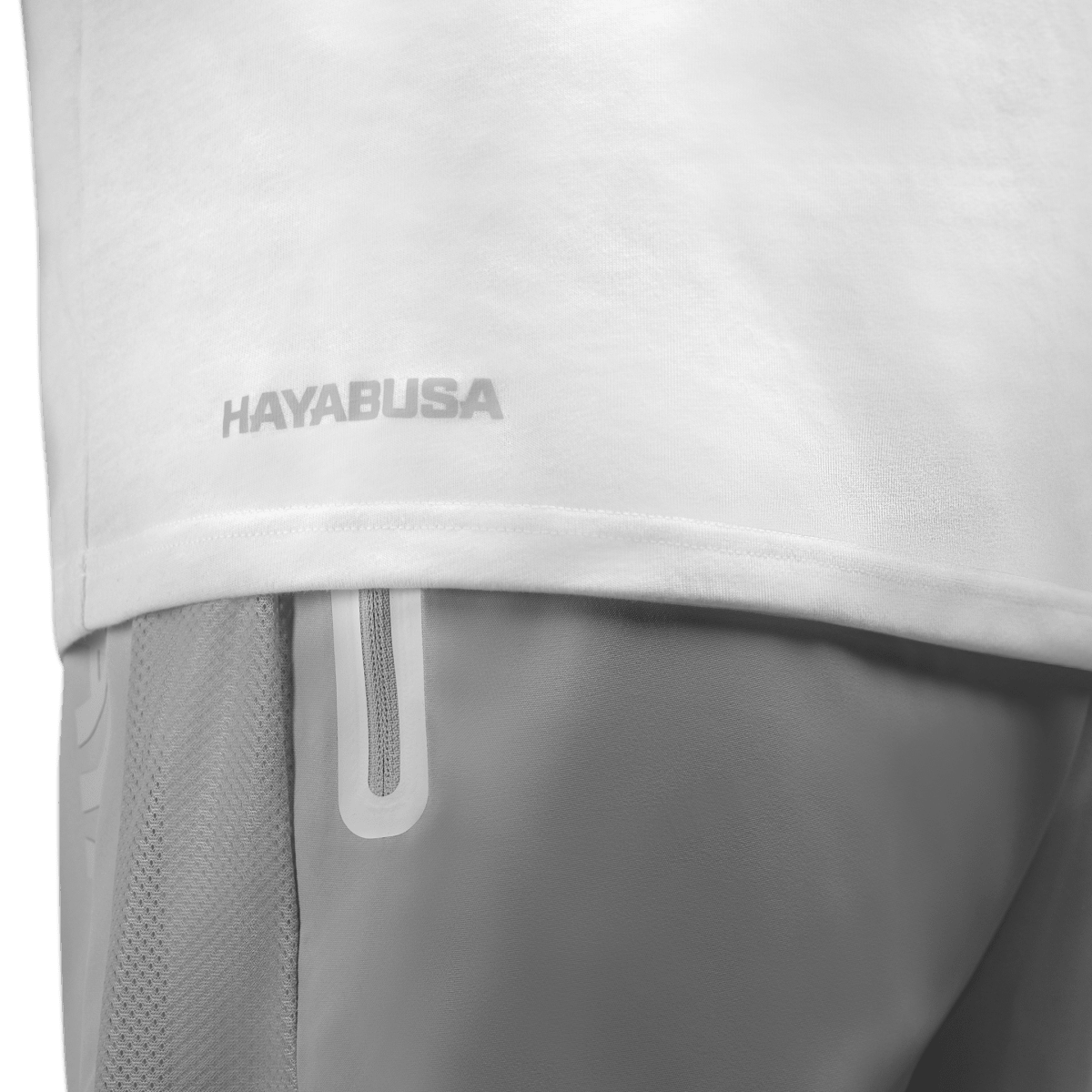 Vedere laterală a tricoului alb Hayabusa Essential, detaliu finisaj tiv joasă