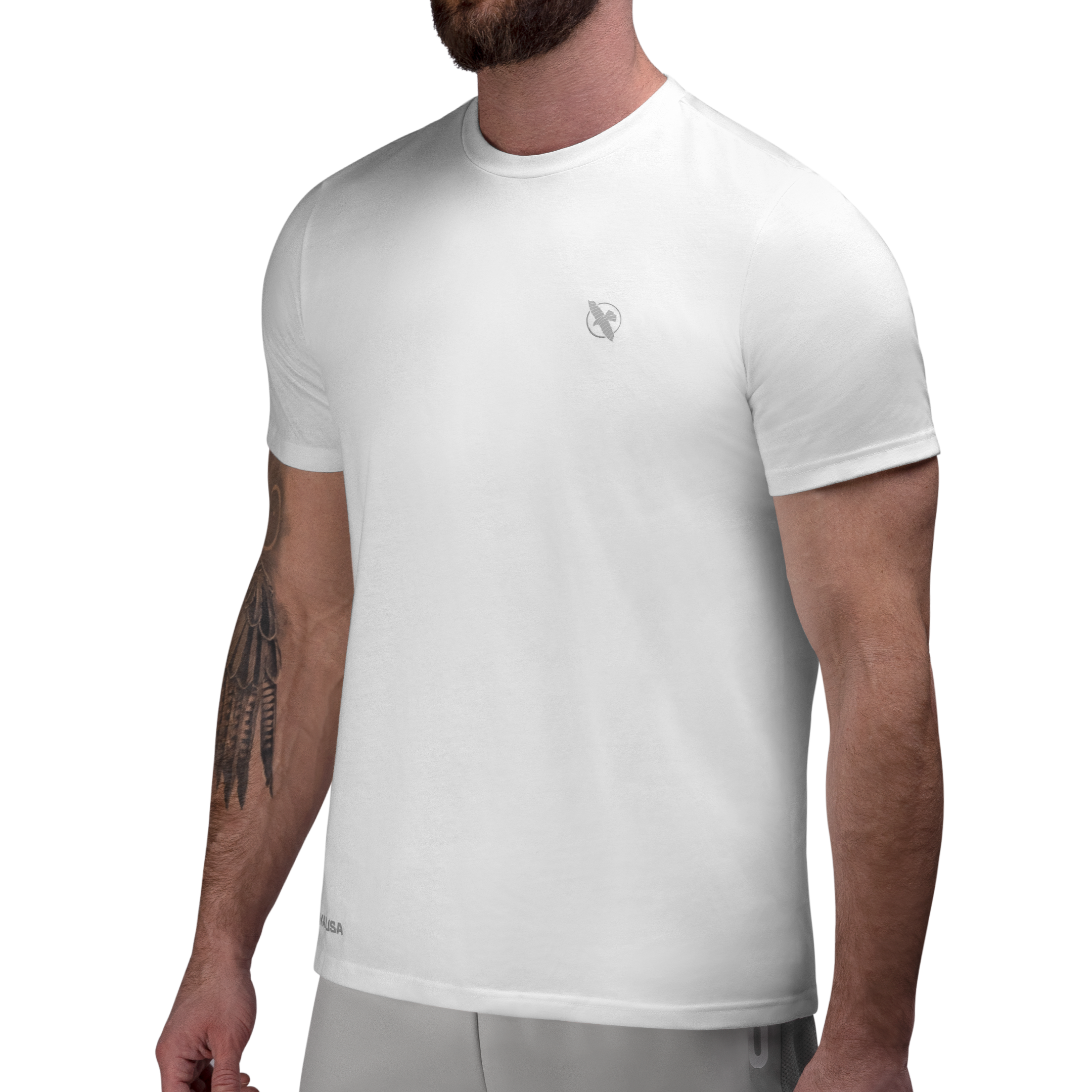 Vista frontale della T-shirt Hayabusa Essential bianca con logo minimalista sul petto