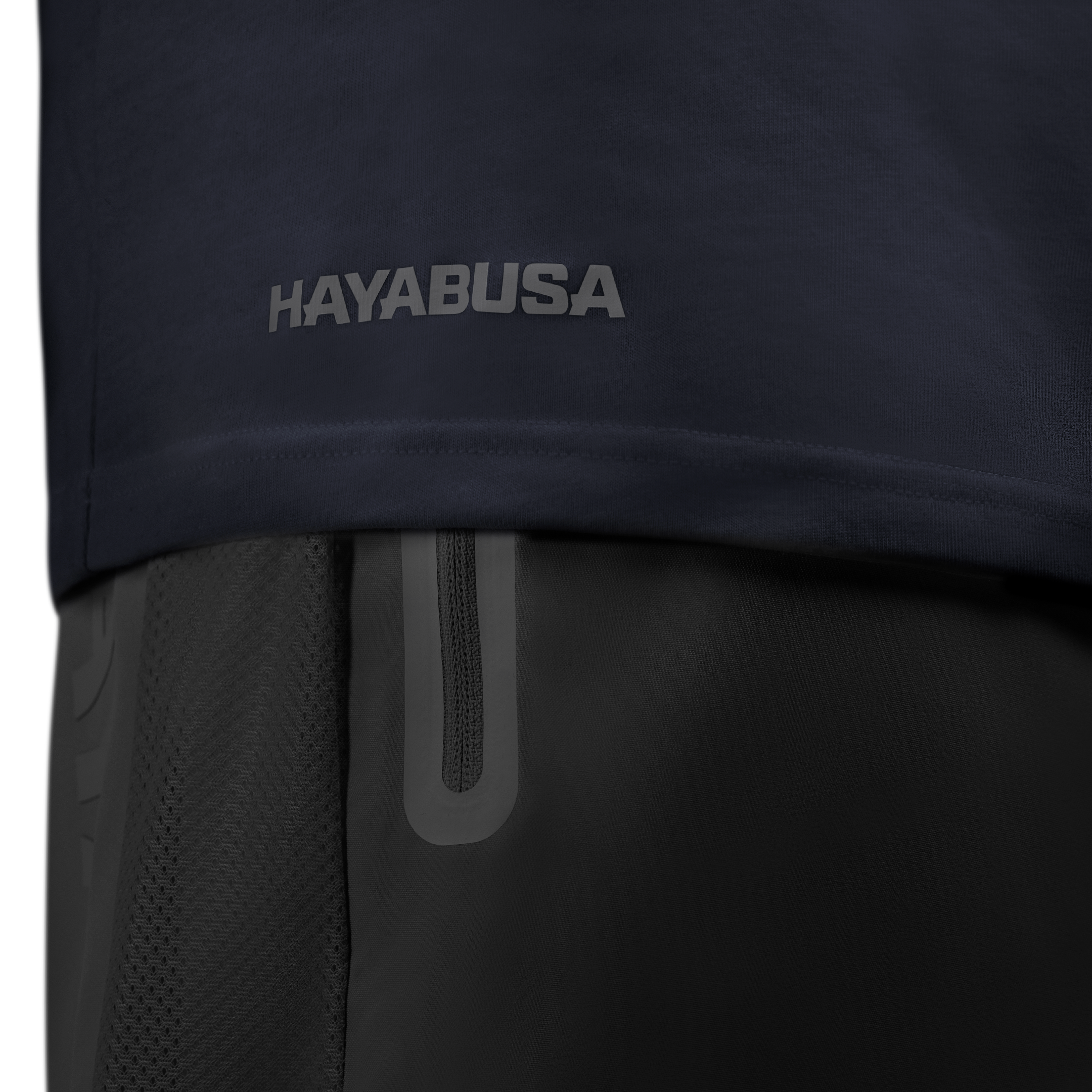 Vista laterale della T-shirt Hayabusa Essential blu navy, dettaglio delle cuciture rinforzate sul fondo basso