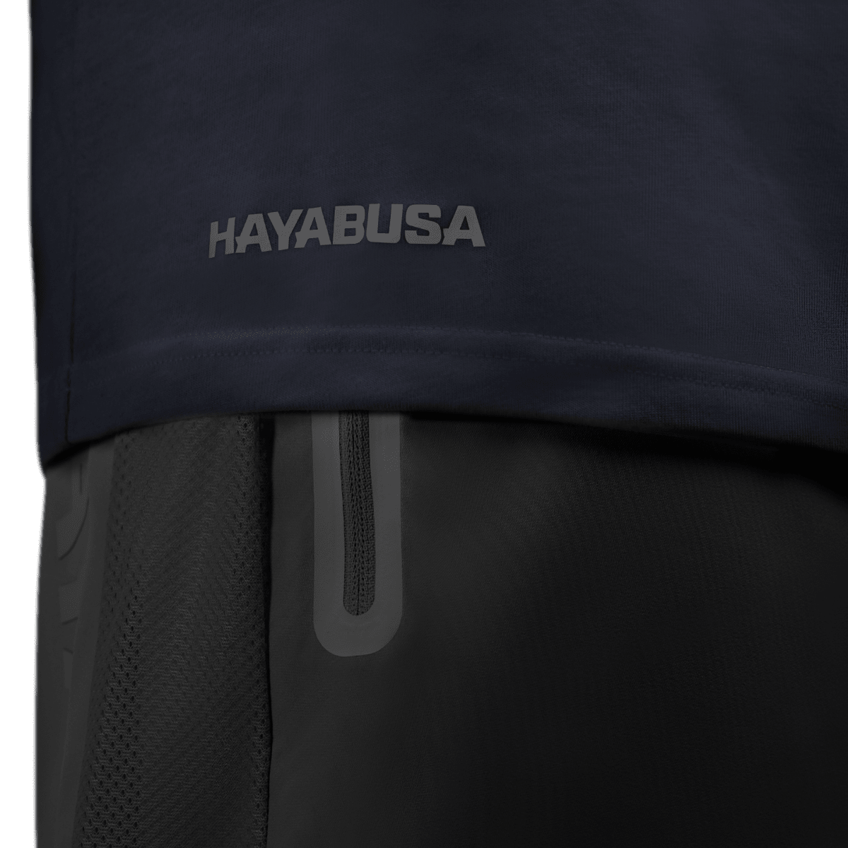 Vedere laterală a tricoului Hayabusa Essential bleumarin, detaliu cusături întărite pe tivul joasă