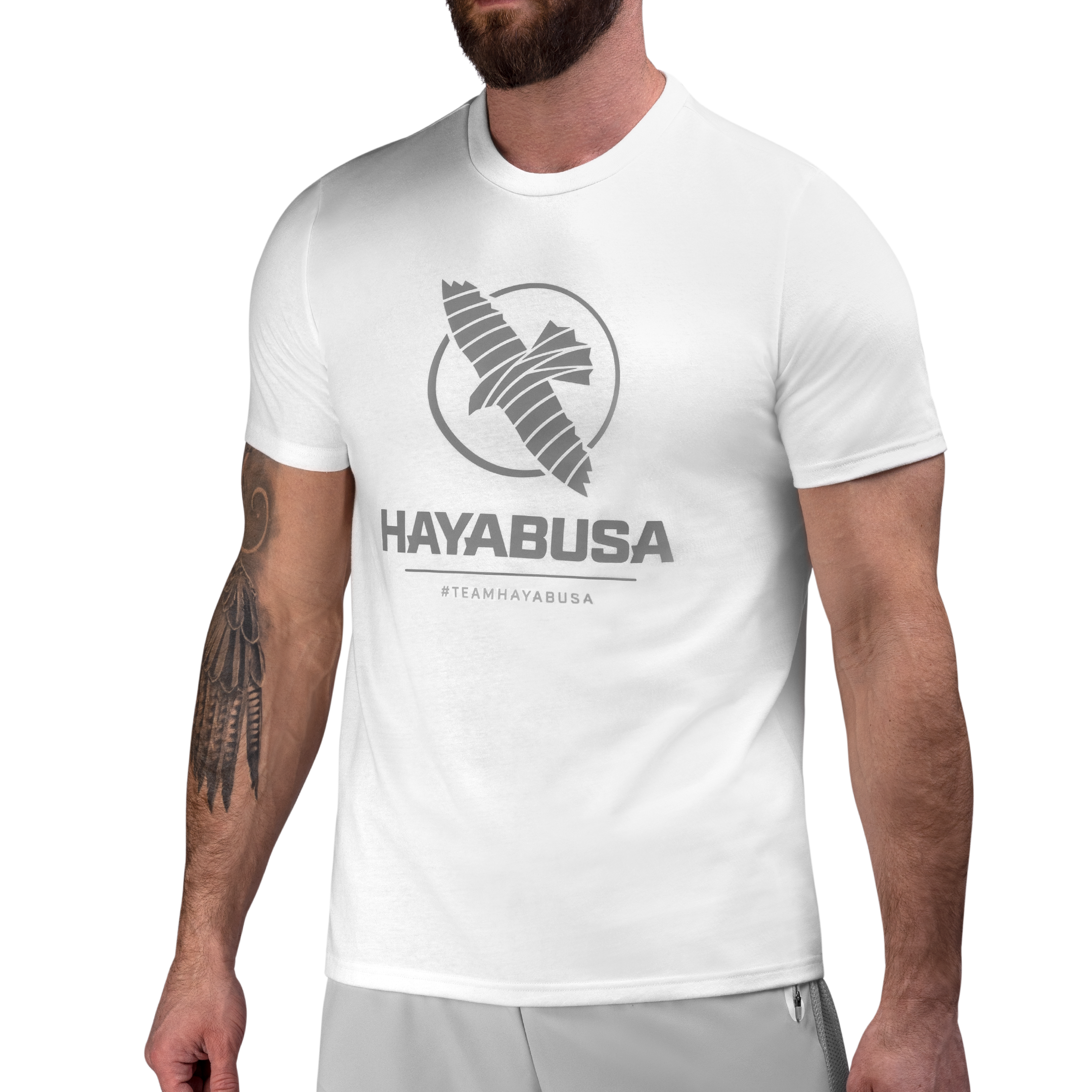 Vista frontale della t-shirt Hayabusa Men’s VIP bianca con grafica Team Hayabusa