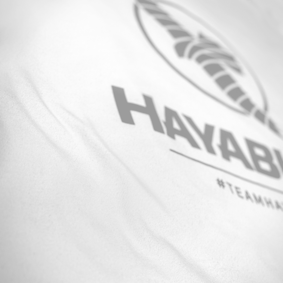 Detail van de #TeamHayabusa matte siliconenprint op het witte t-shirt