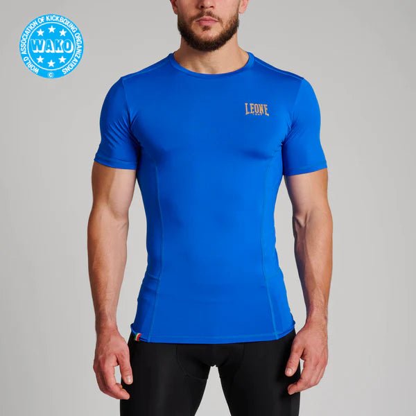 Vooraanzicht van het door WAKO goedgekeurde blauwe Leone 1947 compressie-T-shirt