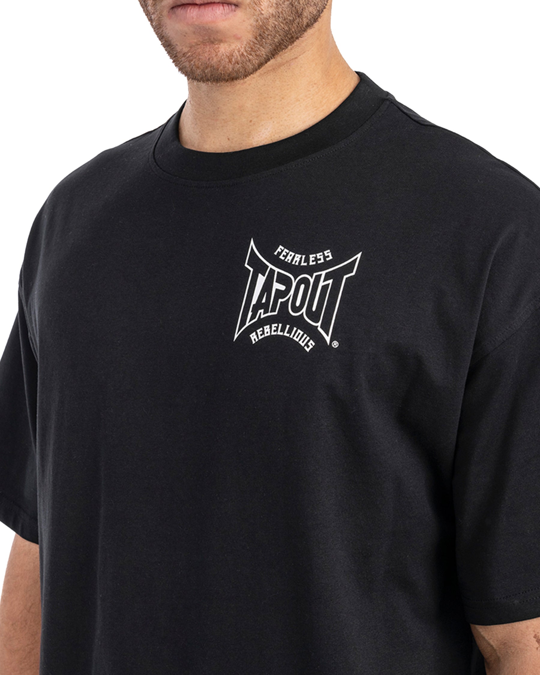 alt SEO img3: TapouT B3LI3VE T-shirt oversize nero dettaglio logo