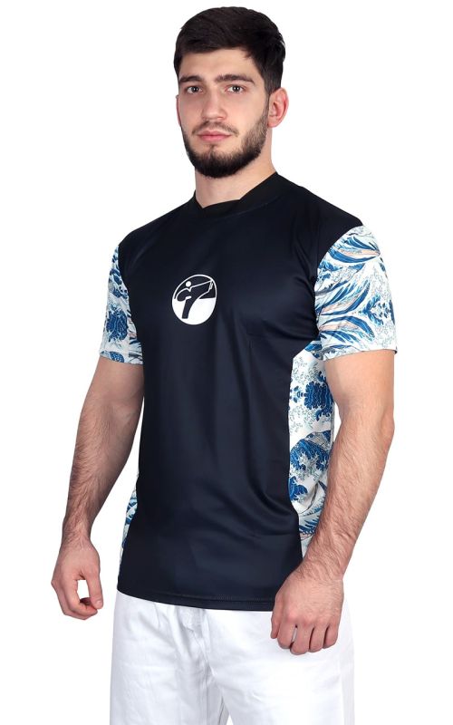 Vedere frontală a tricoului tehnic negru Tokaido Tsunami cu grafică de sublimare japoneză