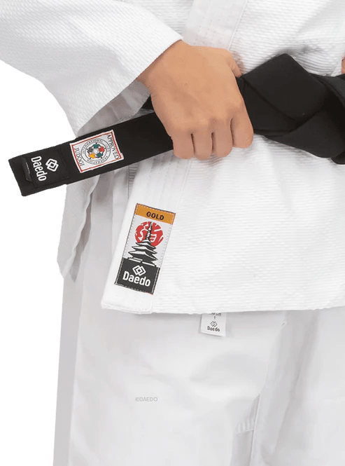 Detail van de verstevigingen op de schouders en borst van de Judogi Daedo Gold jas voor maximale weerstand.