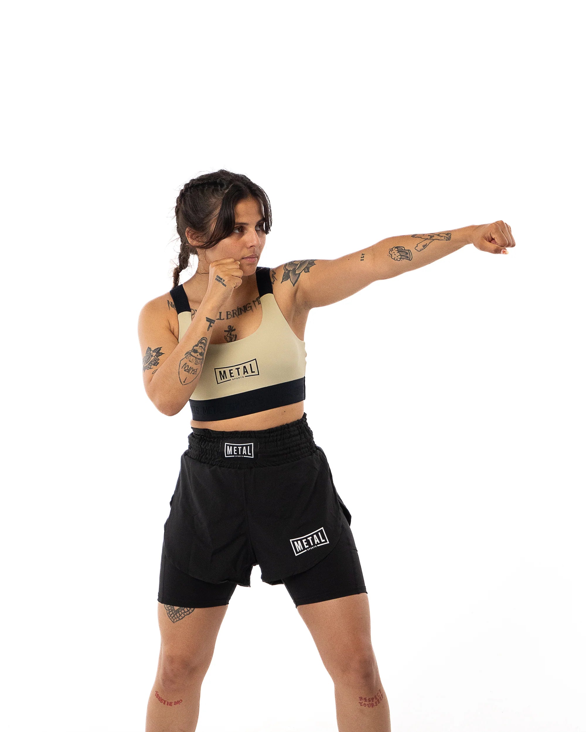 Atleta che indossa il top Metal Boxe Desert Storm beige in posizione dinamica di pugno