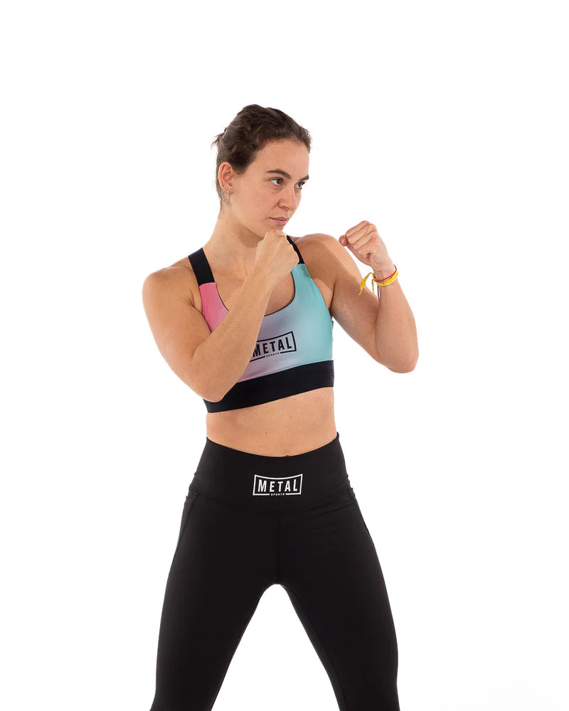 Atleta che indossa il top Metal Boxe Desert Storm Miami Vibe in posizione dinamica di pugno