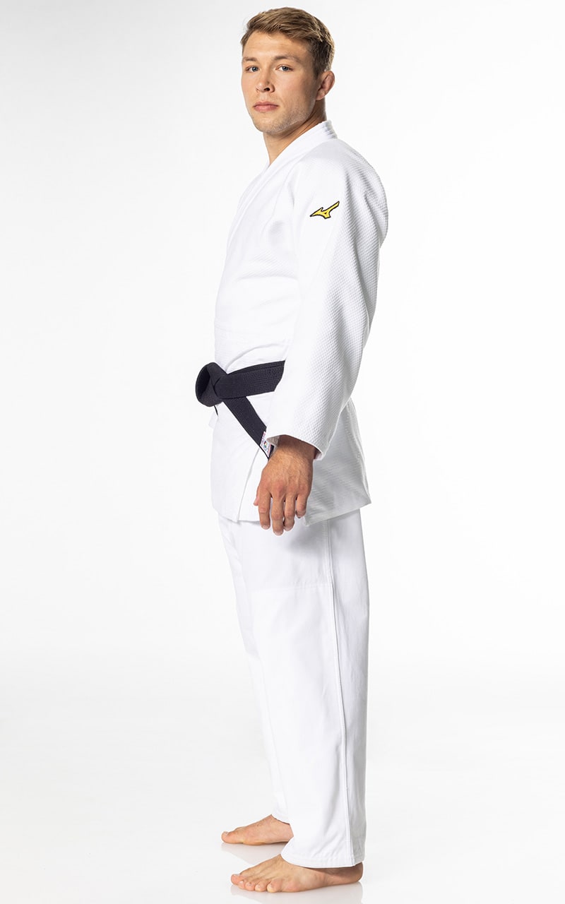 Dettaglio della vestibilità professionale del Mizuno Yusho III bianco, ideale per la massima mobilità in gara.