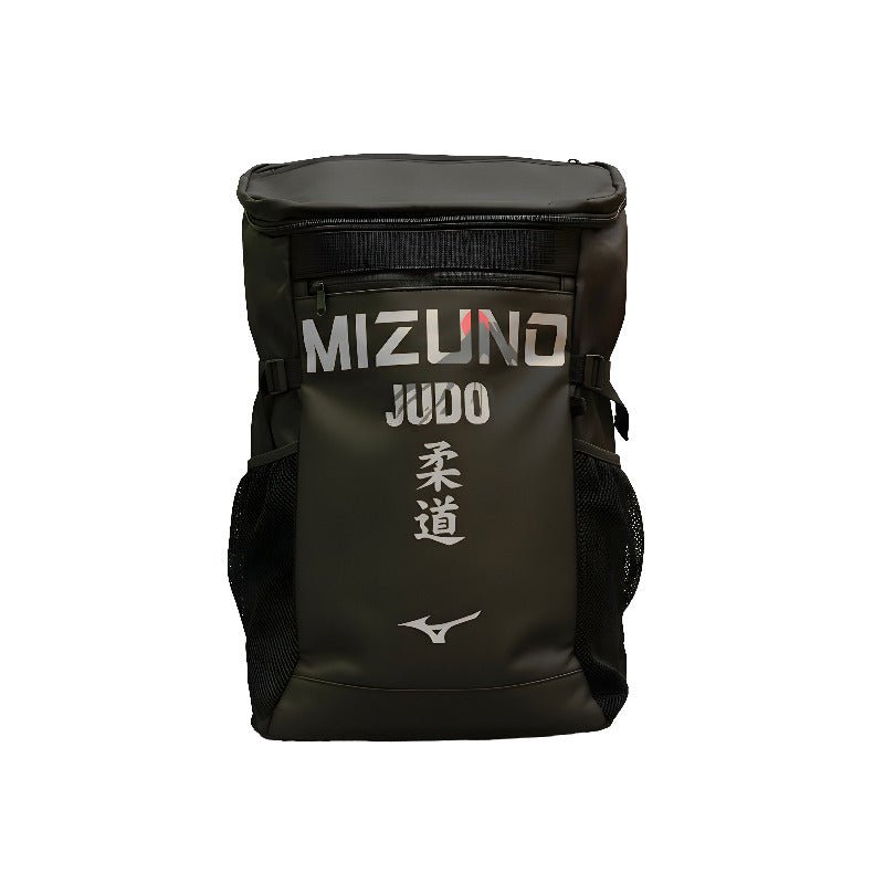 Mizuno Fuji Sportrucksack in silberner Ausführung mit den Maßen 52x33x18 cm.