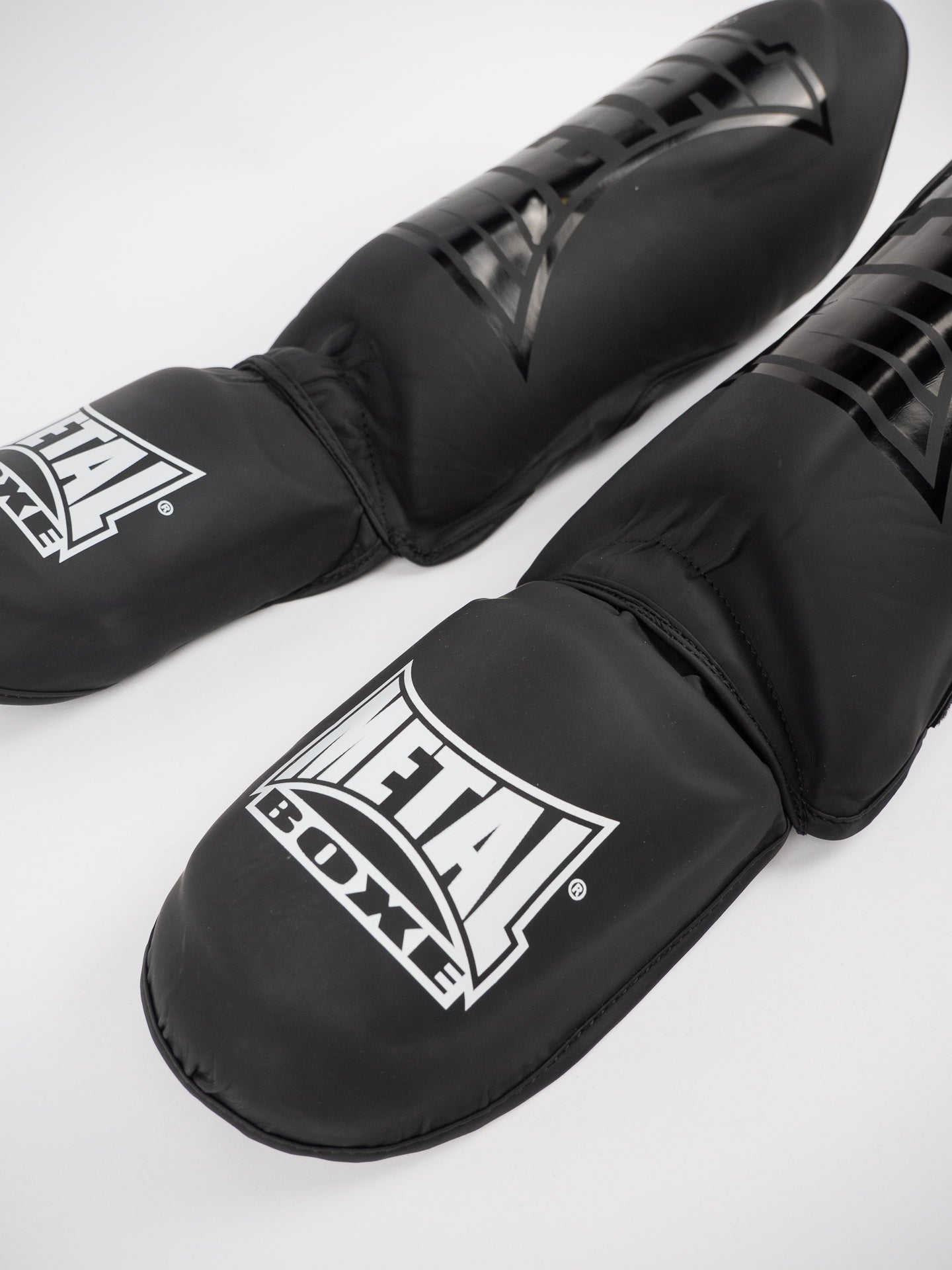 Skinne med fodbeskytter Black Light – Lethed og anatomisk beskyttelse