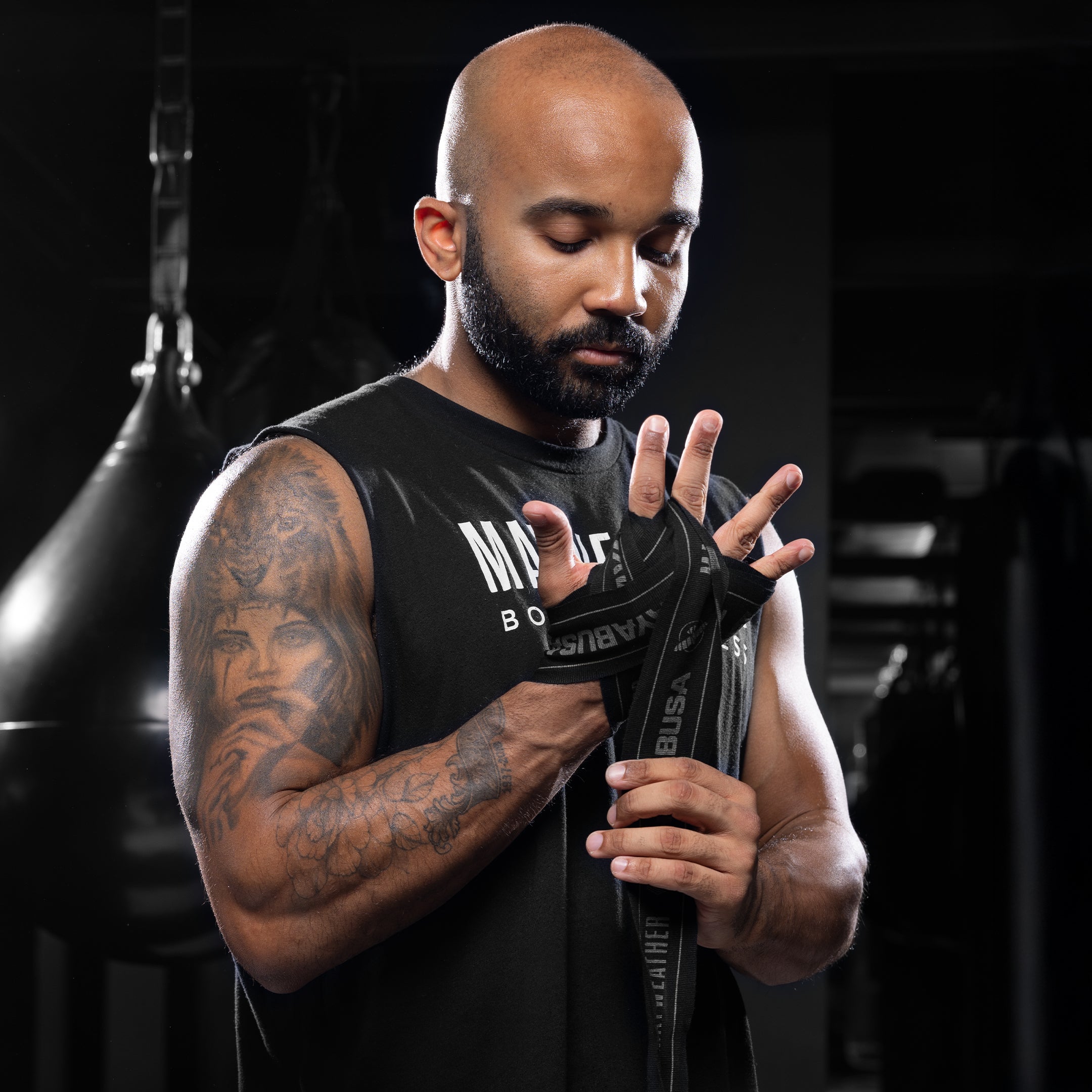 Mano arrotolata e protetta dalla fasciatura eseguita con la benda elasticizzata nera e grigia Mayweather Hayabusa 180 pollici, con la chiusura a strappo Secured posizionata sul polso