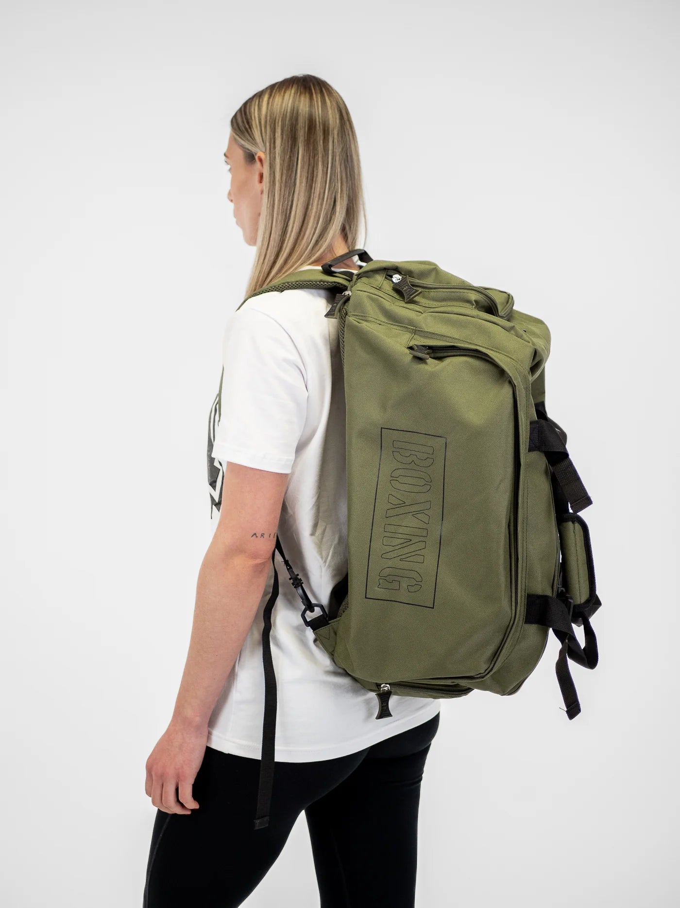 Atleta che indossa il borsone Metal Boxe Khaki in modalità zaino per il massimo comfort