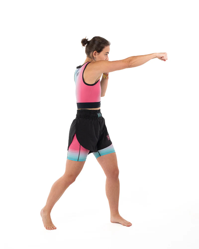 Atleta in azione con pugno che indossa la canotta compressiva Metal Boxe Miami Vibe, vestibilità aderente e supporto