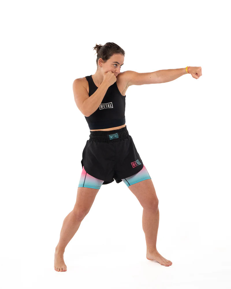 Atleta in azione con pugno che indossa la canotta compressiva Metal Boxe nera, vestibilità aderente e supporto