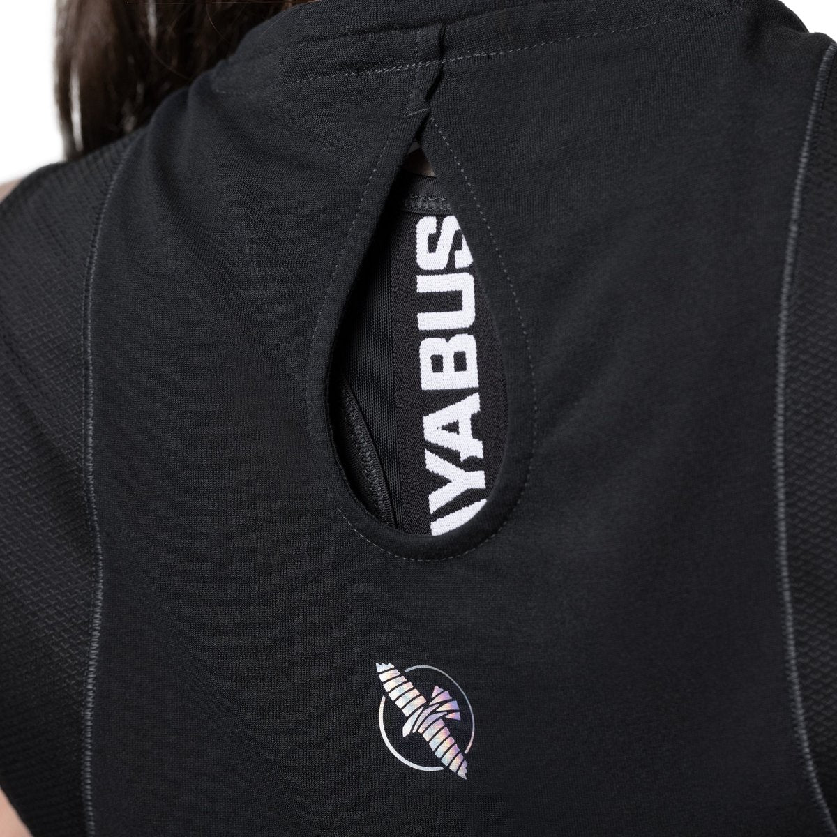 Zbliżenie na logo Hayabusa wydrukowane z tyłu czarnego sportowego podkoszulka