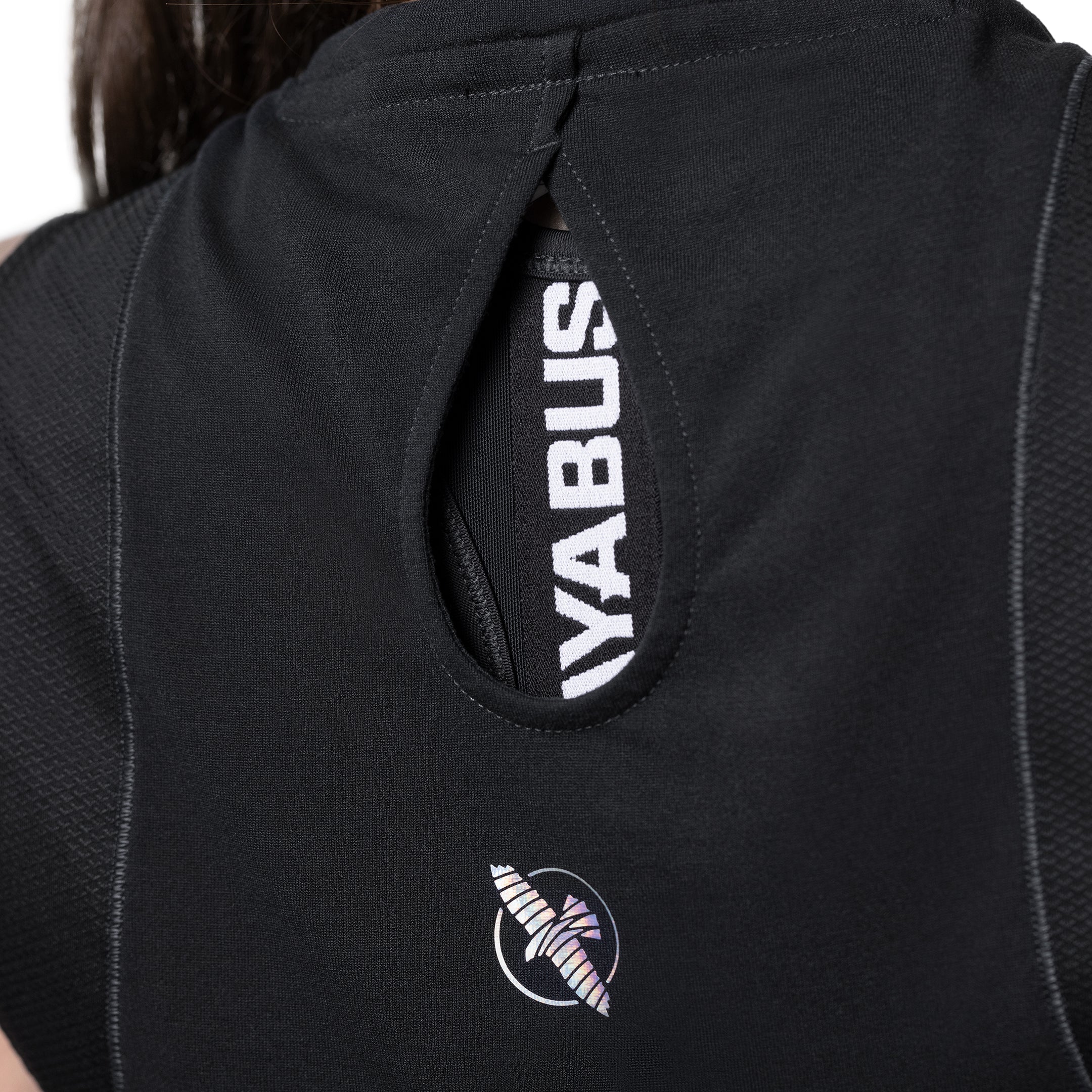 Primo piano del logo Hayabusa stampato sulla schiena della canotta sportiva nera