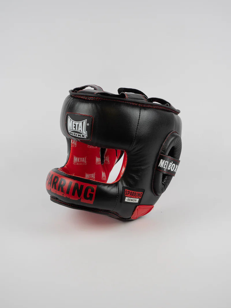 Vista frontale del caschetto Metal Boxe Senior Sparring nero con barra protettiva e dettagli rossi
