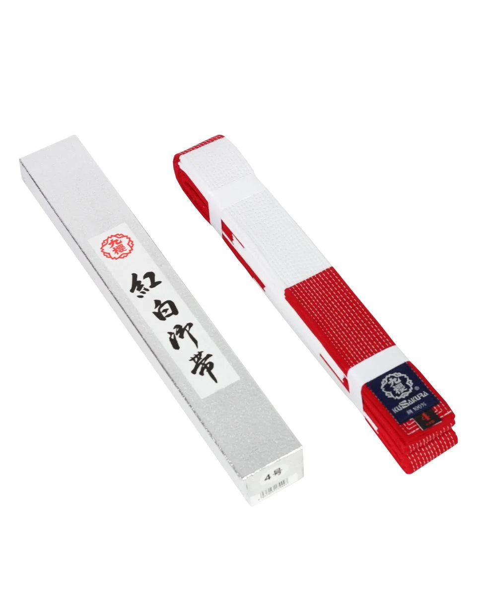 Cintura Bianco/Rossa KuSakura JRWZ srotolata che mostra l'alternanza cromatica del 6° Dan