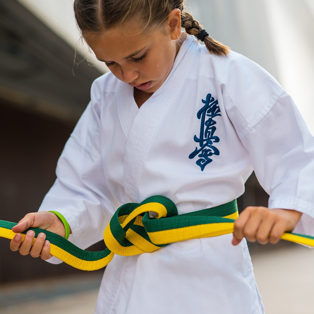 Piccola atleta indossa la Cintura bicolore Fujimae