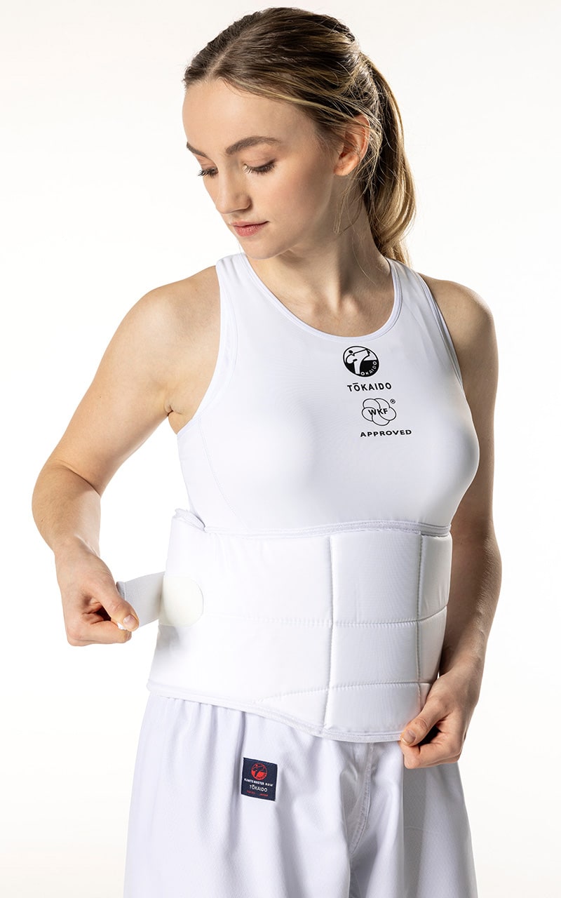 Top con corpetto paraseno da karate Tokaido bianco omologato WKF.