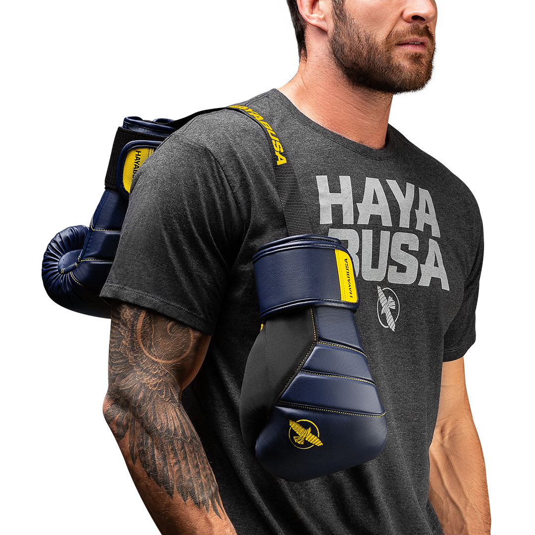 Primo piano di guantoni portati a spalla con il deodorante Hayabusa blu visibile all'interno del polsino