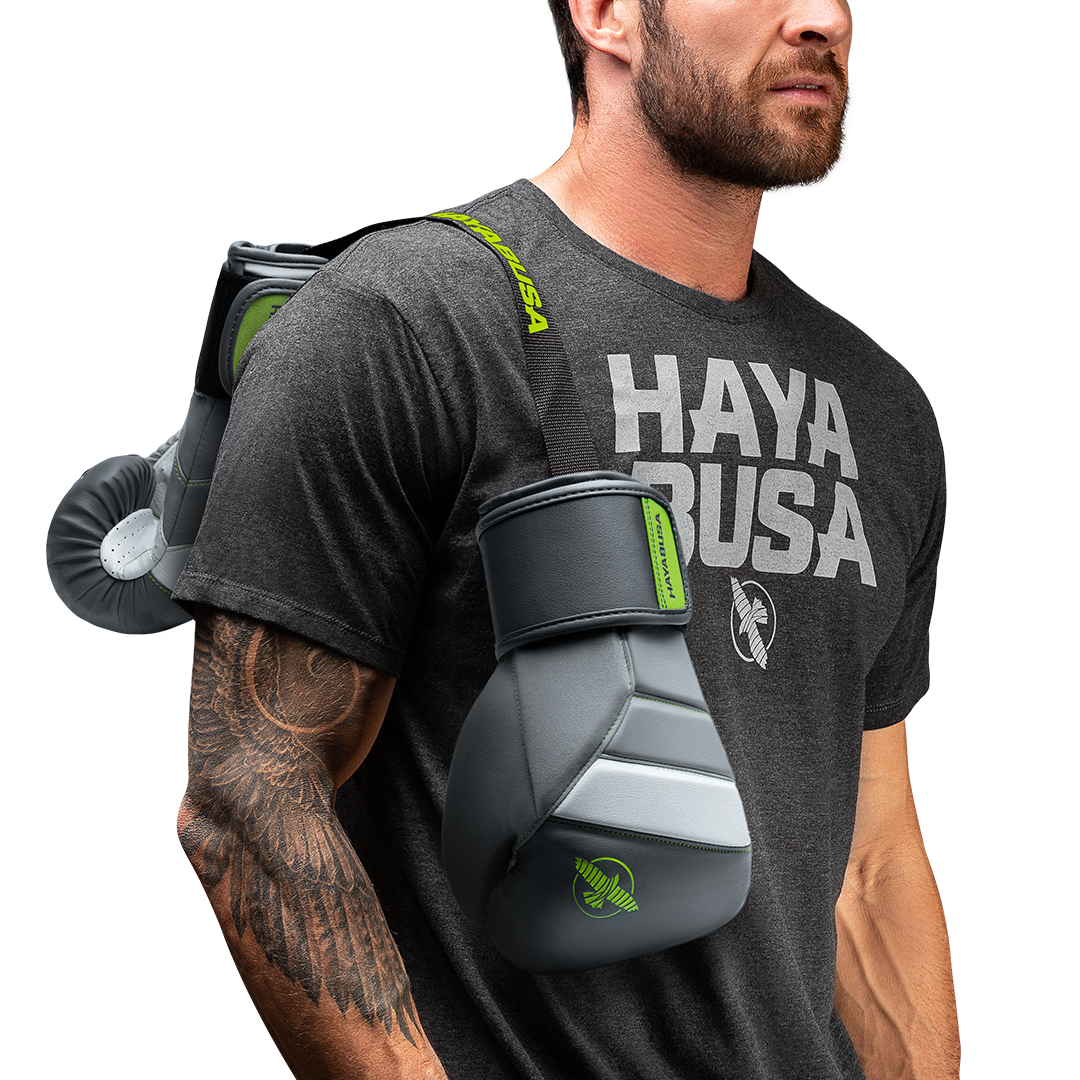 Primo piano di guantoni portati a spalla con il deodorante Hayabusa grigio visibile all'interno del polsino