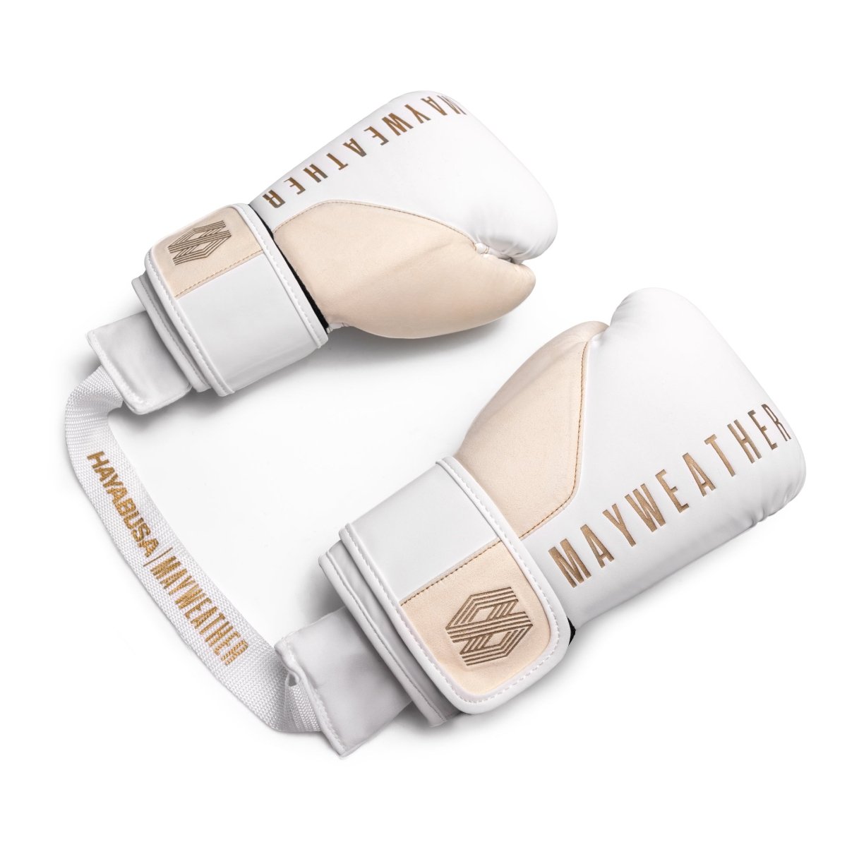 Desodorante para guantes Mayweather blanco y dorado colocado dentro de un guante de boxeo abierto