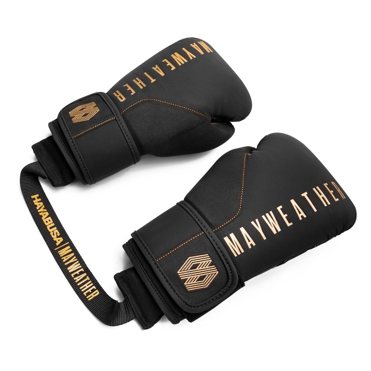 Desodorante para guantes Mayweather negro y dorado colocado dentro de un guante de boxeo abierto