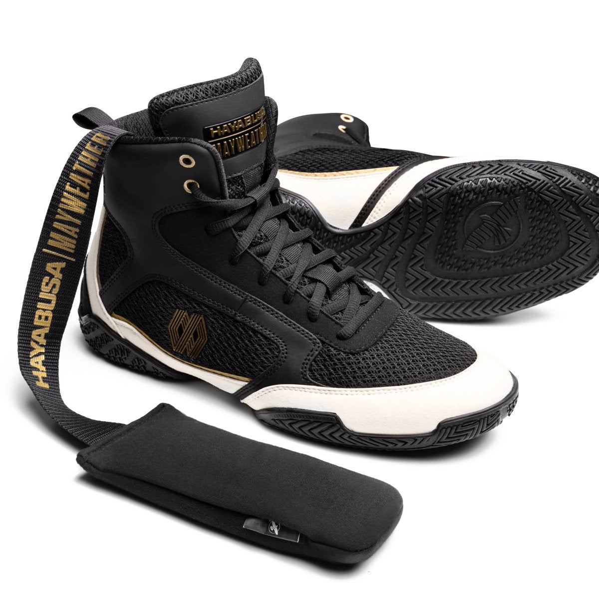 Desodorante de carbón de bambú negro y dorado de Mayweather colocado dentro de zapatos de boxeo