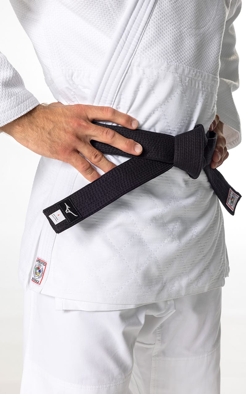Primo piano dell'etichetta rossa Red Label IJF Approved e del logo Mizuno ricamato sul bavero della giacca.