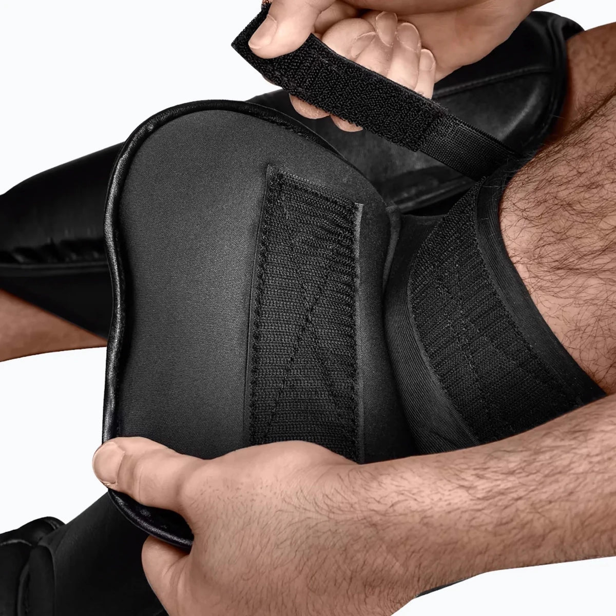 Detalj av den andningsbara elastiska strumpan på Hayabusa T3 benskydd för absolut stabilitet på benet.