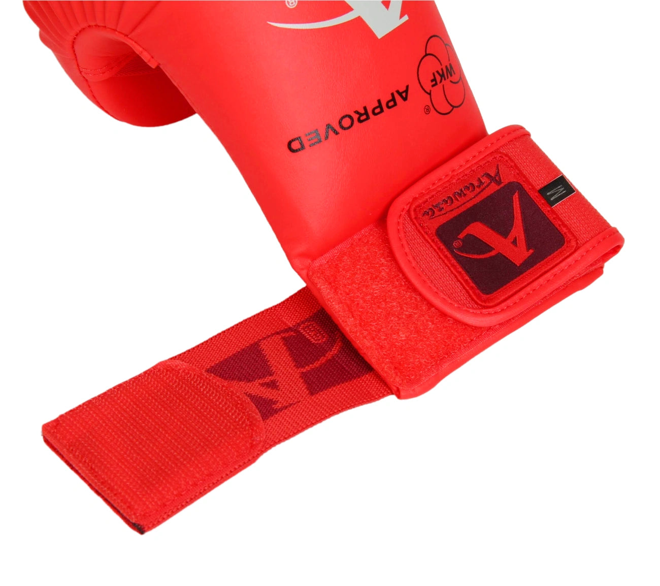 Dettaglio ravvicinato della lettera 'A' di Arawaza tessuta direttamente sull'elastico del guantino rosso, simbolo di qualità