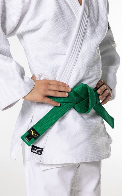 Dettaglio del bavero rinforzato e del ricamo Mizuno sulla manica del Judogi Hayato per principianti e avanzati.