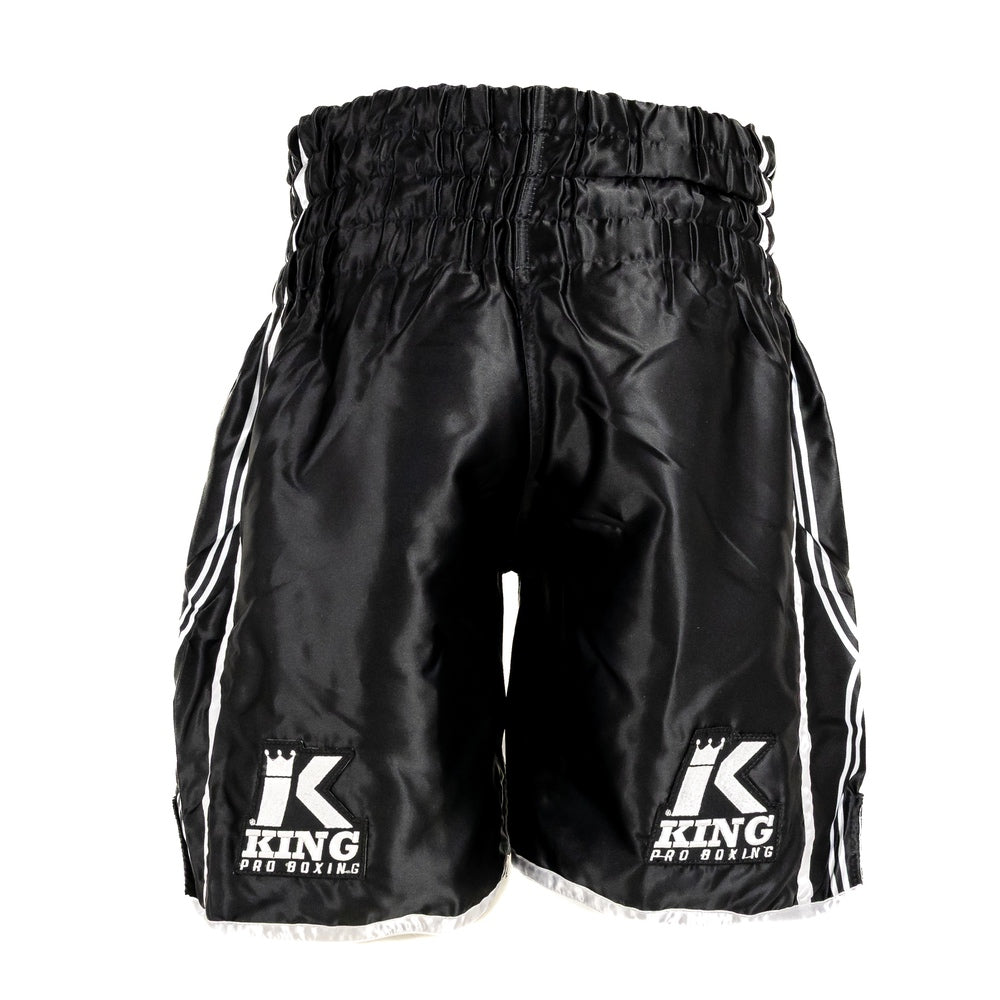 Dettaglio della cintura elastica con cordino interno e logo KING ricamato dei pantaloncini XK neri.