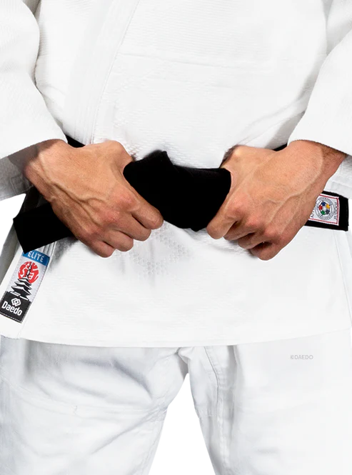 Particolare della trama rinforzata in cotone e poliestere del Judogi Daedo Elite bianco.