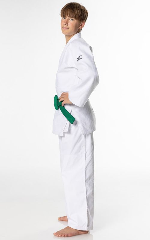 Uniforme da Judo Mizuno Hayato 550g completa di giacca e pantalone con rinforzi sulle ginocchia.