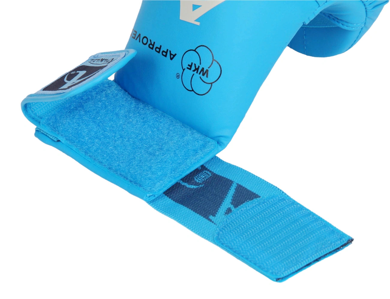 Dettaglio ravvicinato della lettera 'A' di Arawaza tessuta direttamente sull'elastico del guantino blu, simbolo di qualità