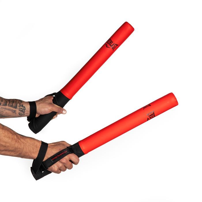 Bastoni da allenamento Everlast Powerlock Boxing Sticks tenuti in mano durante un esercizio di preparazione al combattimento.