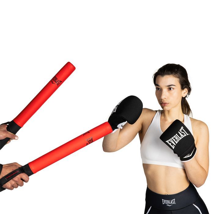 Atleta durante una sessione di allenamento di boxe che utilizza i bastoni da passata Everlast Powerlock.