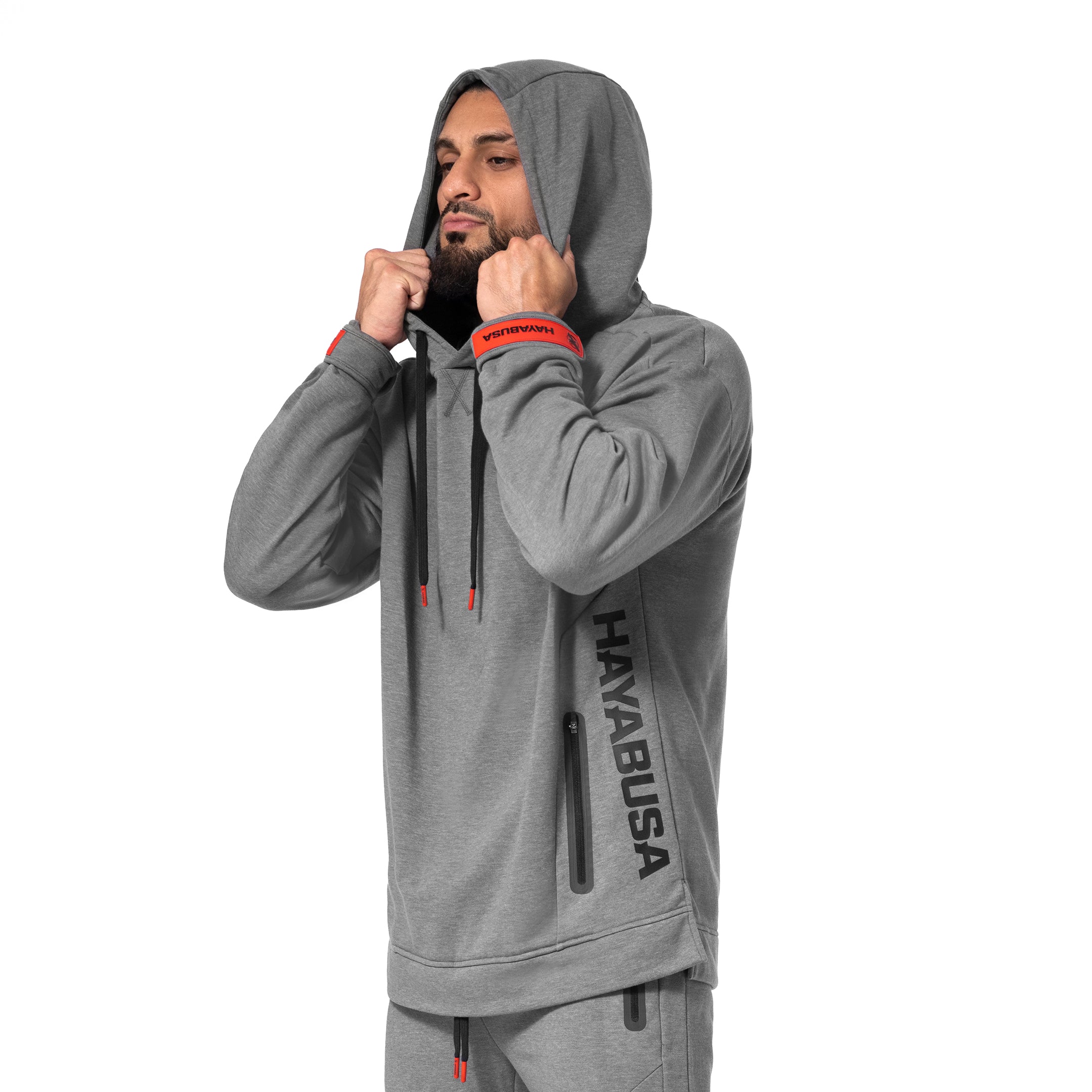 Vista laterale della felpa grigio scuro Hayabusa Midweight Pullover, che evidenzia lo spacchetto in vita e il polsino regolabile gommato